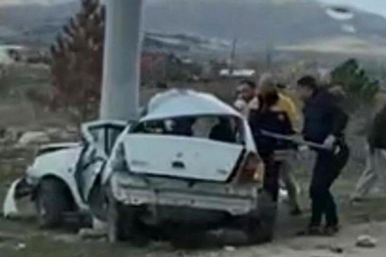 Afyonkarahisar'da direğe &ccedil;arpan otomobilde 2 kişi hayatını kaybetti