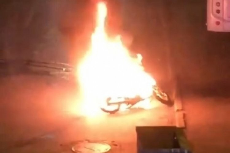 Bursa'da seyir halindeki motosiklet bir anda alev aldı! O anlar kamerada