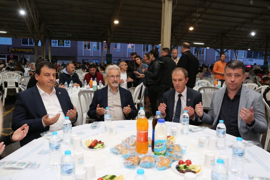 Bursa Nil&uuml;fer'de y&uuml;zlerce kişi aynı sofrayı paylaşıyor