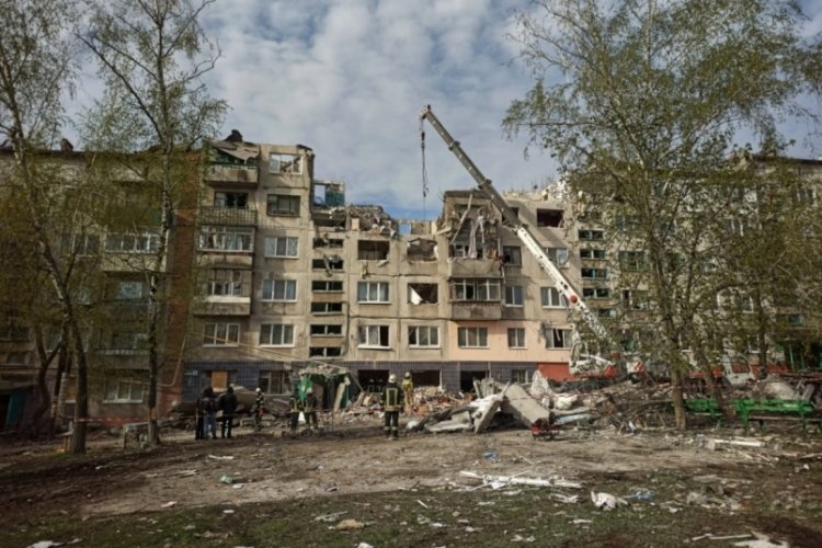 Ukrayna'da vurulan apartmanda can kaybı arttı