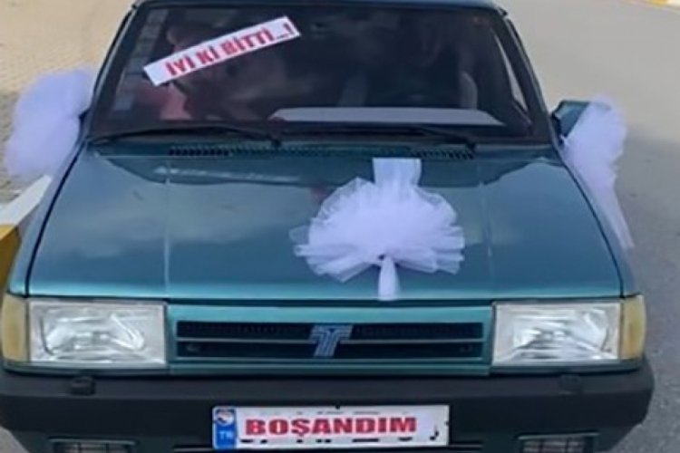 Antalya'da eşinden boşandıktan sonra aracını gelin arabası gibi s&uuml;sledi, ayrılığı kutladı