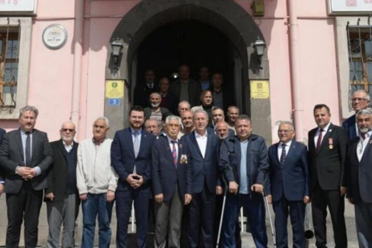 Bakan Akar, Şehit Aileleri ve Gaziler Derneği'ne ziyarette bulundu