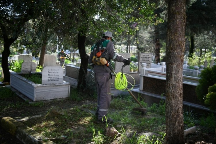 Mezarlıklarda bayram temizliği başladı