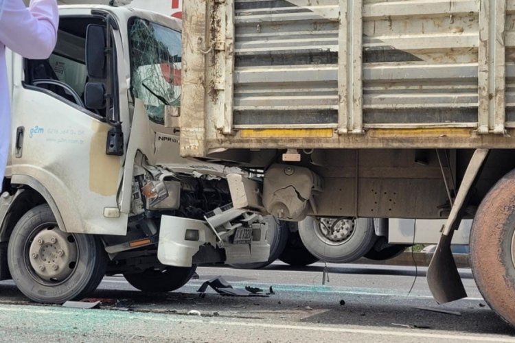 Sakarya'da kamyonet tomruk y&uuml;kl&uuml; kamyona arkadan &ccedil;arptı