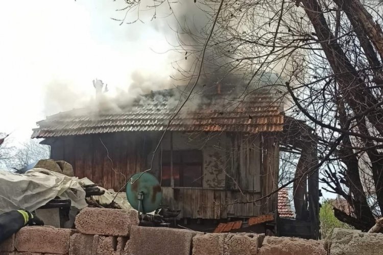 Antalya'da evdeki yangında dumandan zehirlenen şahıs yaşamını yitirdi