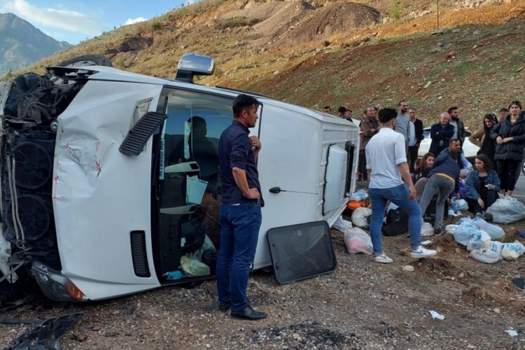 Şırnak'ta yolcu minib&uuml;s&uuml; devrildi: &Ccedil;ok sayıda yaralı var