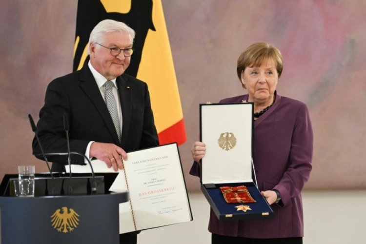 Angela Merkel'e Almanya'nın en y&uuml;ksek liyakat nişanı verildi