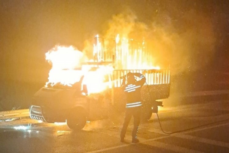 Aydın'da malzeme y&uuml;kl&uuml; kamyonet alev alev yandı