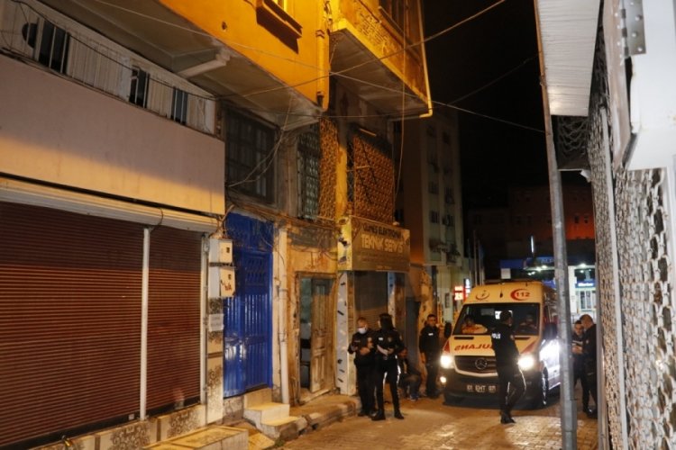 Adana'da k&ouml;t&uuml; kokular gelen eve giren polis 69 yaşındaki adamın cesediyle karşılaştı