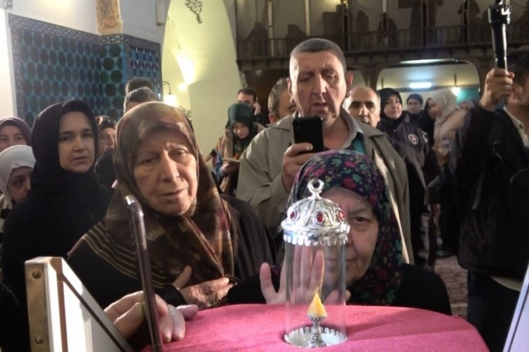 Bursa'da asırlık camide Sakal-ı Şerif izdihamı