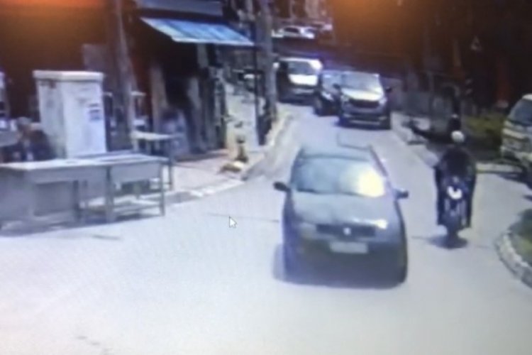 İzmir'de motosikletli saldırganların 3 kişiyi yaraladığı anlar kamerada