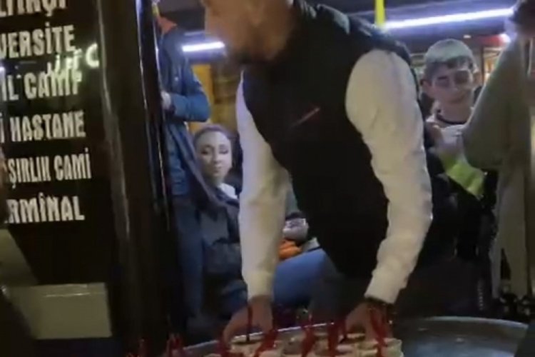Bursa'da otob&uuml;sleri durdurup yolculara helva ikram ettiler