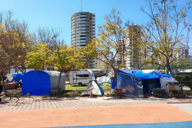Depremin korkusu nedeniyle &ccedil;adırda ve karavanlarda yaşıyorlar