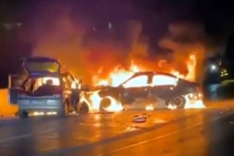 Burdur'da &ccedil;arpışan ara&ccedil;lar yandı; 1 &ouml;l&uuml;, 3 yaralı