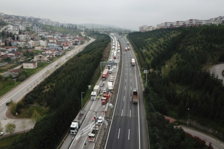 TEM'de gıda y&uuml;kl&uuml; kamyon, otomobile &ccedil;arptı!