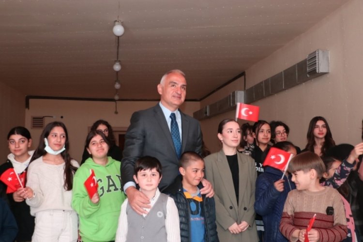 Mehmet Nuri Ersoy, '23 Nisan' sergilerini ziyaret etti