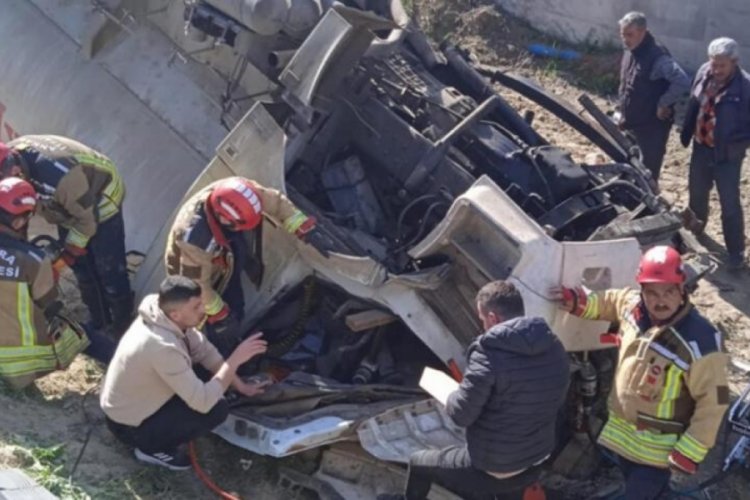 Ankara'da yem y&uuml;kl&uuml; kamyon devrildi!