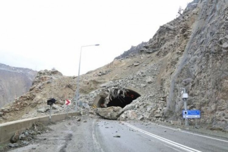 Artvin-Erzurum karayolundaki heyelanın g&ouml;r&uuml;nt&uuml;leri...