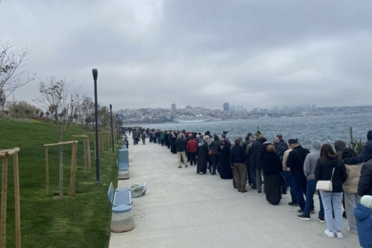 Sarayburnu'nda TCG Anadolu kuyruğu metrelerce uzadı