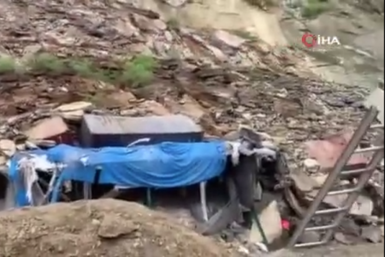 Pakistan'da 20'den fazla tır toprak altında kaldı: 2 &ouml;l&uuml;