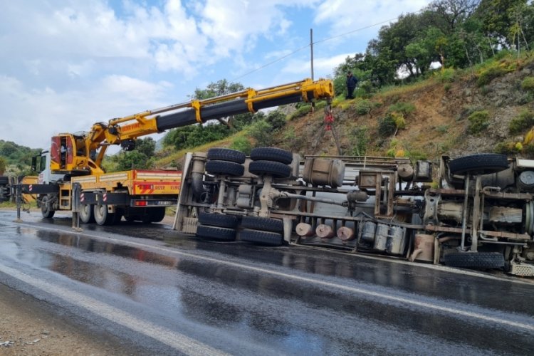 Muğla'da Kamyonla vidanj&ouml;r &ccedil;arpıştı: Yaralılar var