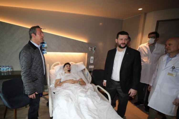 Başkan Ali Ko&ccedil; ve y&ouml;neticilerden Altay Bayındır'a hastanede ziyaret