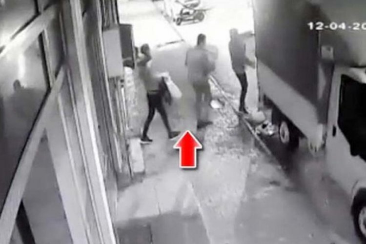 Ağır hasarlı binadaki eşyaları taşıtıp, &ccedil;aldı!
