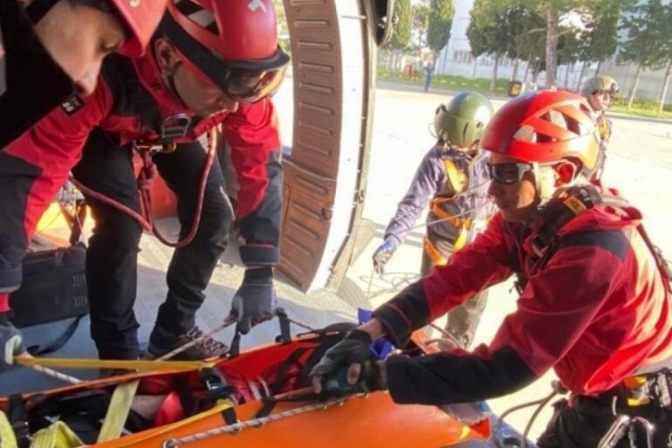 Antalya'da paraş&uuml;t&ccedil;&uuml; dağlık alana d&uuml;şt&uuml;!