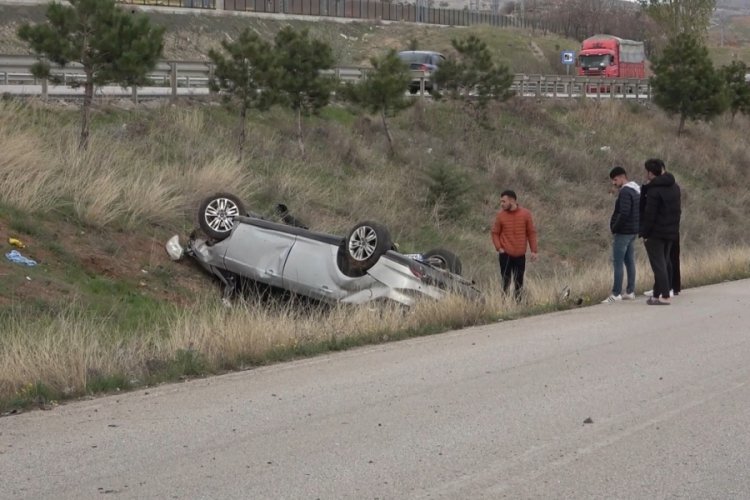Kırıkkale'nde şerit ihlali yaptı, otomobile &ccedil;arpıp metrelerce takla attı