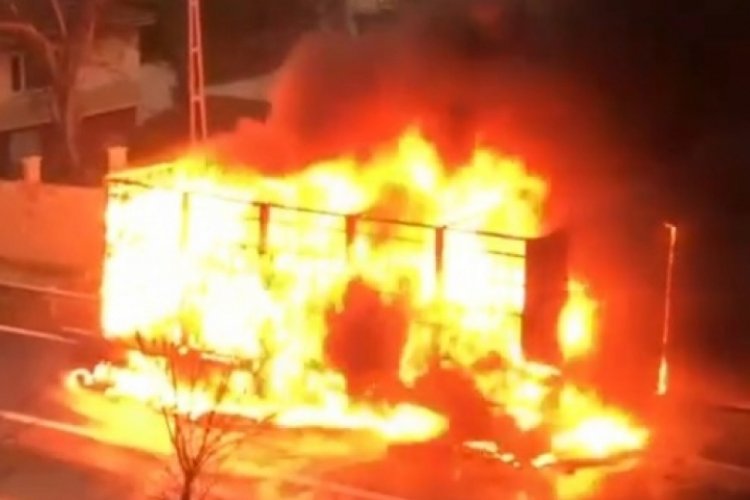İstanbul'da tır dorsesi alev alev yandı