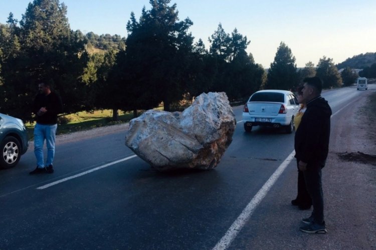 Mersin'de tonlarca ağırlığındaki kaya yola yuvarlandı