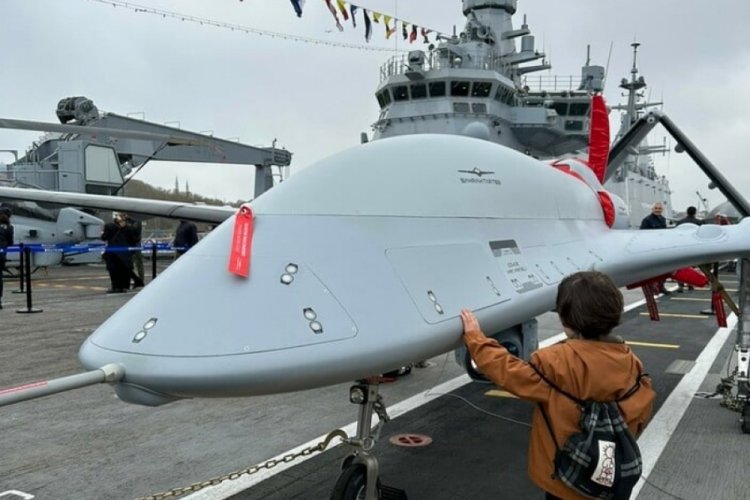 Sel&ccedil;uk Bayraktar k&uuml;&ccedil;&uuml;k Selimhan'ın TCG Anadolu ziyaretini paylaştı