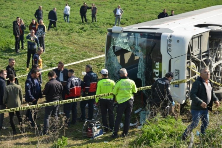 Eskişehir'de iş&ccedil;i servisi şarampole devrildi: 3 &ouml;l&uuml;, 31 yaralı