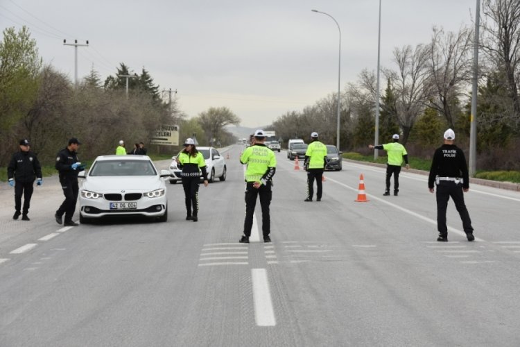 Konya polisinden bayram tatili yolundaki s&uuml;r&uuml;c&uuml;lere uyarı