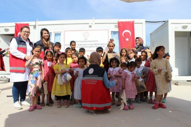 12 bin depremzede &ccedil;ocuğa bayramlık hediyesi g&ouml;nderildi