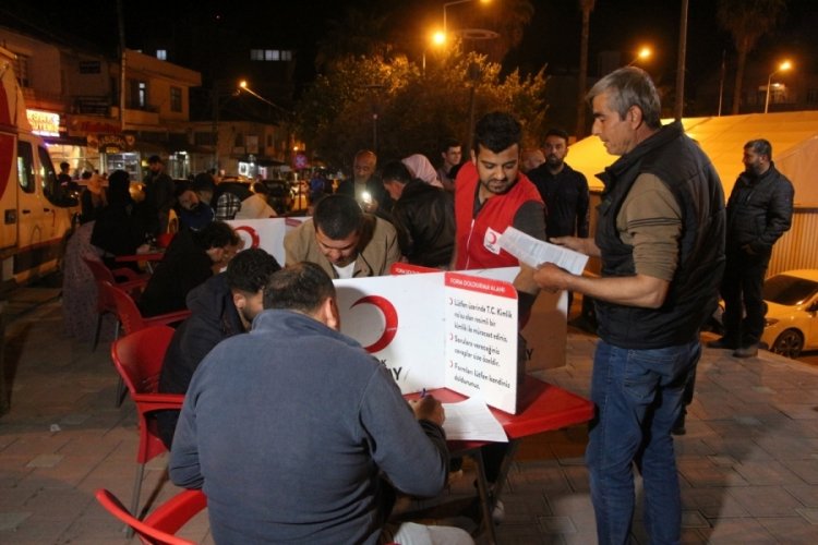 Kızılay'ın deprem b&ouml;lgesindeki kan bağışı kampanyasına yoğun ilgi