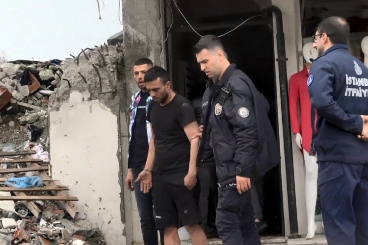 İstanbul'da ka&ccedil;ak g&ouml;&ccedil;menler yaşadıkları binada eşyaları yaktı