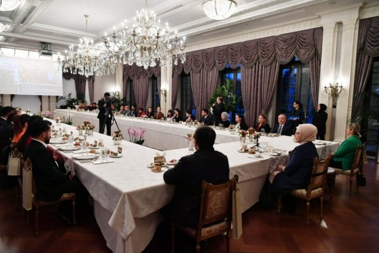 Emine Erdoğan, depremzede ve g&ouml;n&uuml;ll&uuml;lerle bir araya geldi