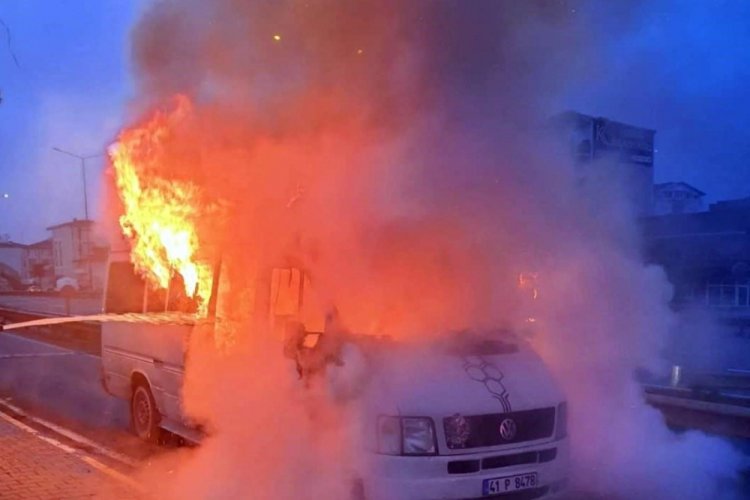 Kocaeli'de servis minib&uuml;s&uuml; alev alev yandı! Kullanılmaz hale geldi