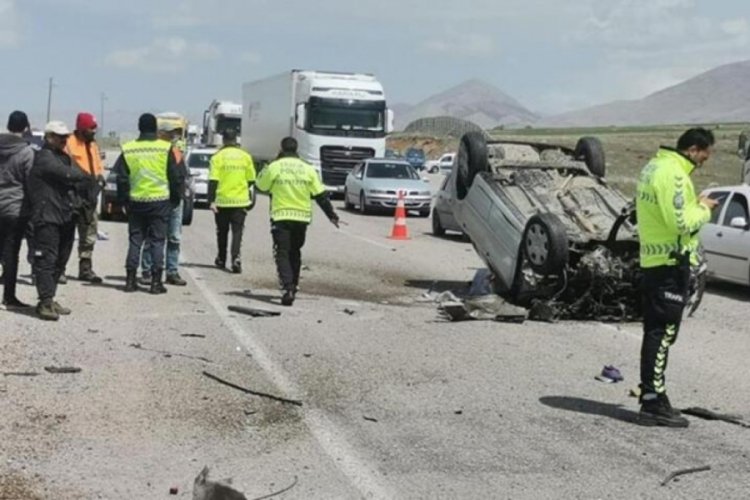 Kahramanmaraş'ta iki otomobil kafa kafaya &ccedil;arpıştı!