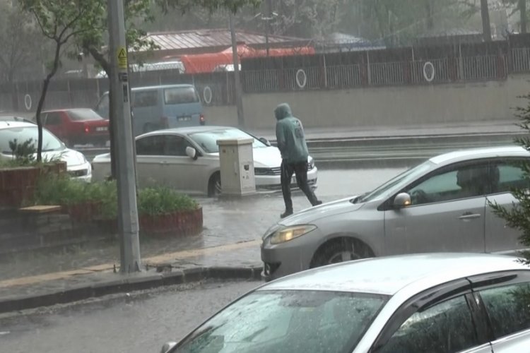 Gaziantep'te aniden bastıran sağanak hayatı fel&ccedil; etti