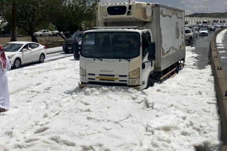 Suudi Arabistan'da dolu etkili oldu