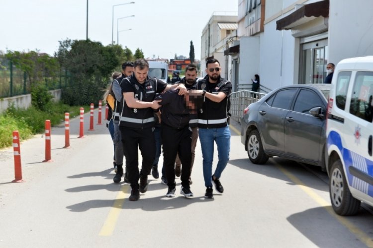 Adana'da silah ka&ccedil;ak&ccedil;ılığı i&ccedil;in kızını kullanan babaya operasyon