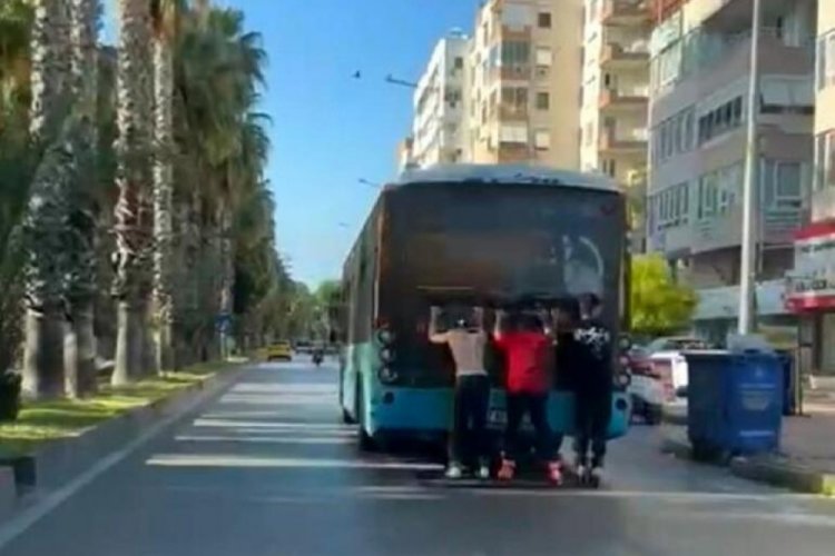 Antalya'da paten s&uuml;ren gen&ccedil;ler, otob&uuml;s&uuml;n arkasına tutunarak ilerledi