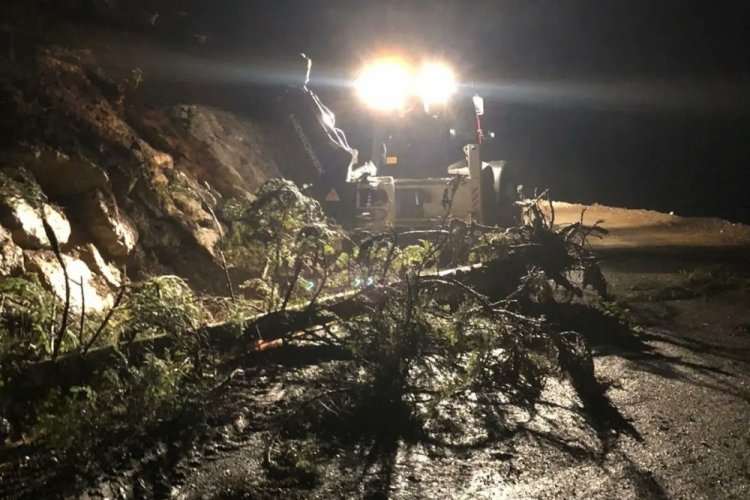 Kastamonu'da heyelan y&uuml;z&uuml;nden kapanan k&ouml;y yolu a&ccedil;ıldı