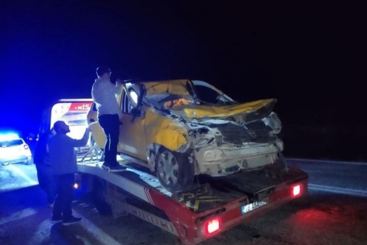 &Ccedil;orum'da taksi tıra &ccedil;arptı: 1 kişi yaralandı