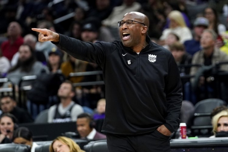 Mike Brown, NBA'de yılın başantren&ouml;r&uuml; se&ccedil;ildi