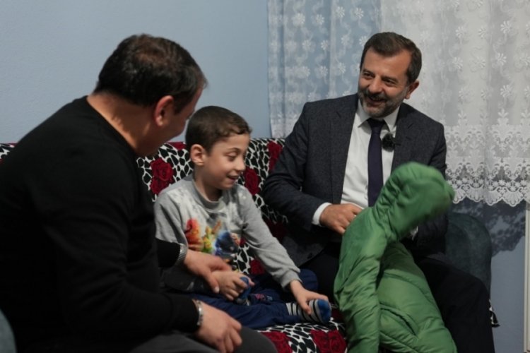 Bursa'da G&uuml;rsu Belediye Başkanı Mustafa Işık bayramlık dağıttı