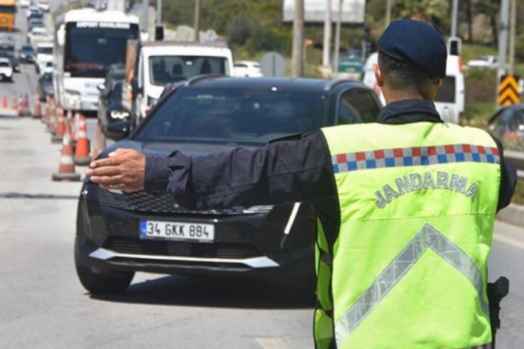 Bodrum'a arife g&uuml;n&uuml; 15 bin ara&ccedil; giriş yaptı, jandarma denetimleri artırdı