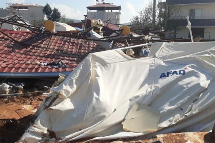 Kahramanmaraş'ta hasarlı binanın &ccedil;atısından kopan par&ccedil;alar &ccedil;adır kente d&uuml;şt&uuml;